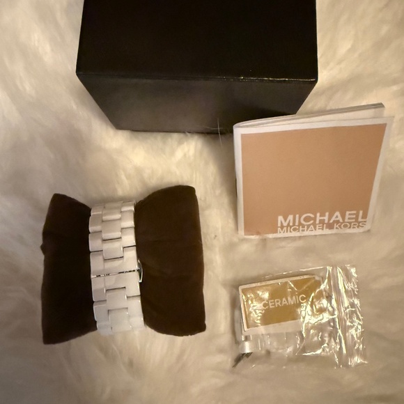 Michael Kors Ceramic Watch MK5188 - Picture 3 of 3